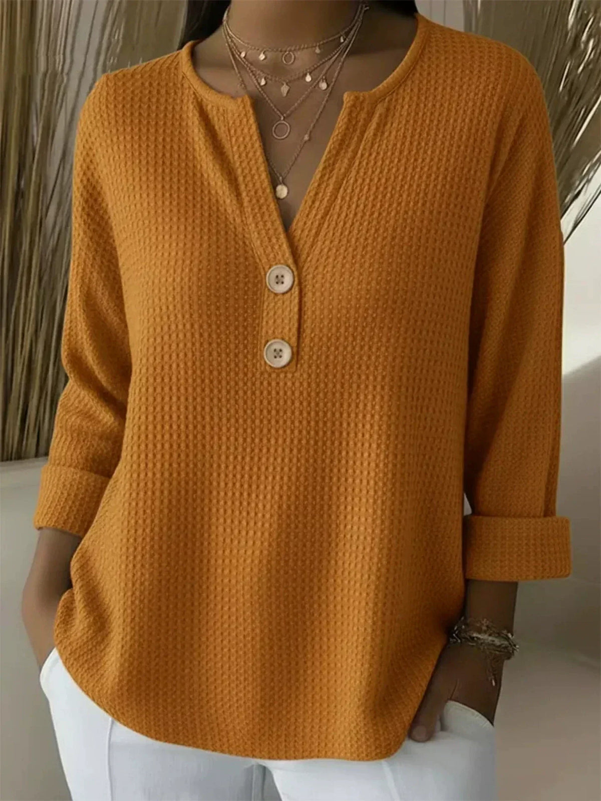 Camiseta Lucía Gofrada con Escote Abotonado